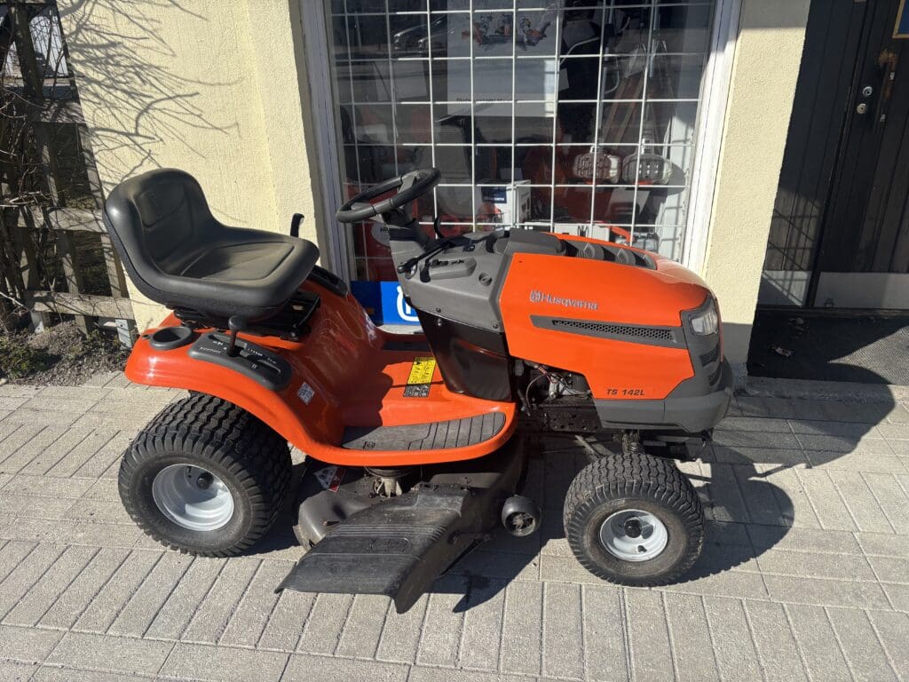Puutarhatraktori, Husqvarna, Pienkone, Ajoleikkuri, TS 142L
