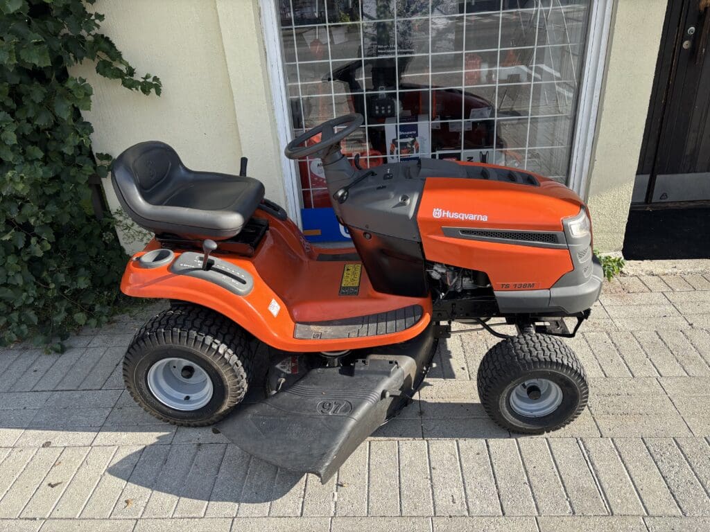 TS 138M, Husqvarna, Ajoleikkuri, Puutarhatraktori, Vaihteellinen, 38",