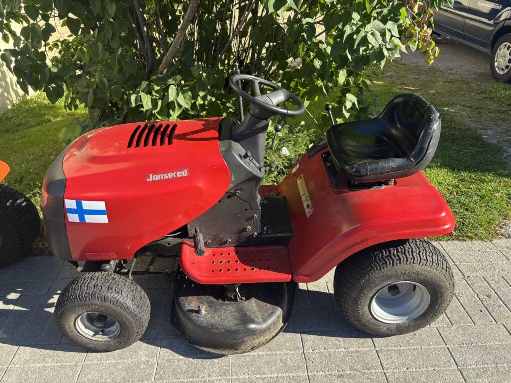 LT 2113, Jonsered, Puutarhatraktori, Ajoleikkuri, Traktorimalli, Ruohonleikkuri, Briggs & Stratton